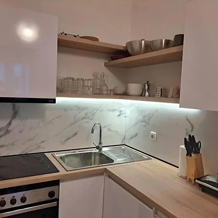 Emaus Garden - Center & 2 Bth Apartment