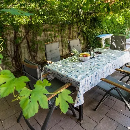 Emaus Garden - Center & 2 Bth Apartment