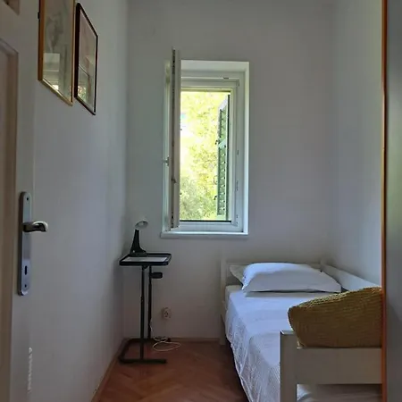 Emaus Garden - Center & 2 Bth Apartment