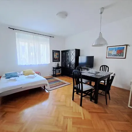 Emaus Garden - Center & 2 Bth Apartment