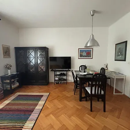 Emaus Garden - Center & 2 Bth Apartment *