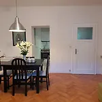 Emaus Garden - Center & 2 Bth *