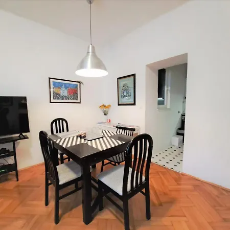 Emaus Garden - Center & 2 Bth Apartment Split
