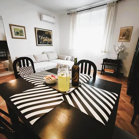 Emaus Garden - Center & 2 Bth Apartment