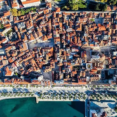 Emaus Garden - Center & 2 Bth Split